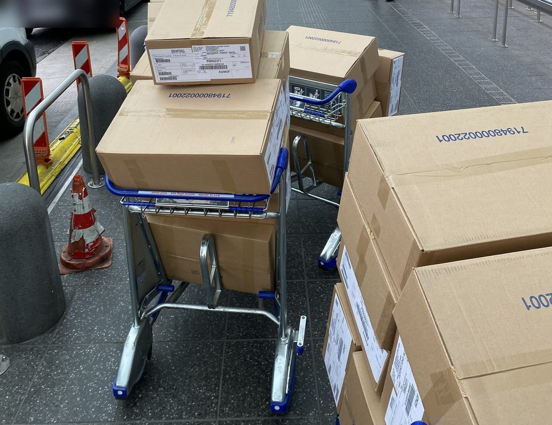 Parcel trolleys at the Frankfurt departure curb